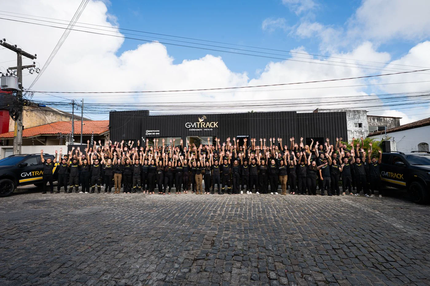 Equipe GMTRACK em frente à matriz · Campina Grande · 7+ anos de operação